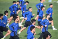 ملوان پشت در بسته تمرین میکند ملوان پشت در بسته تمرین میکند