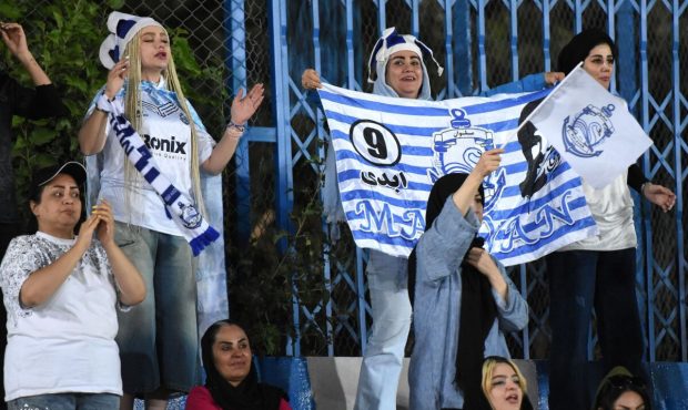 ویدیو| دریایی از شور، هواداران زن موج وار ملوان را همراهی کردند