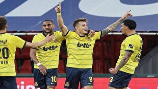 دنیس اکرت در آستانه پوشیدن پیراهن تیم ملی فوتبال ایران دنیس اکرت در آستانه پوشیدن پیراهن تیم ملی فوتبال ایران